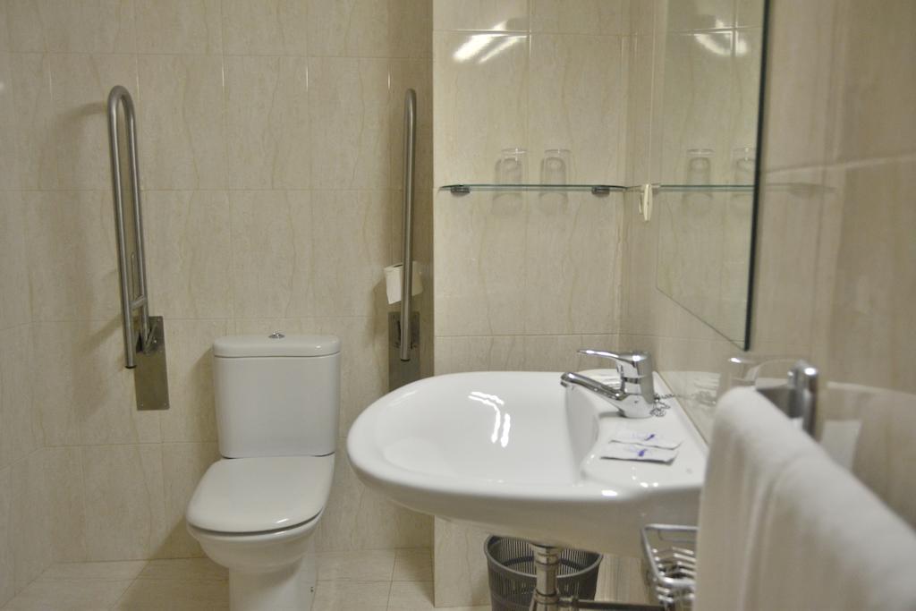 Twin Room,762481444:JPEG